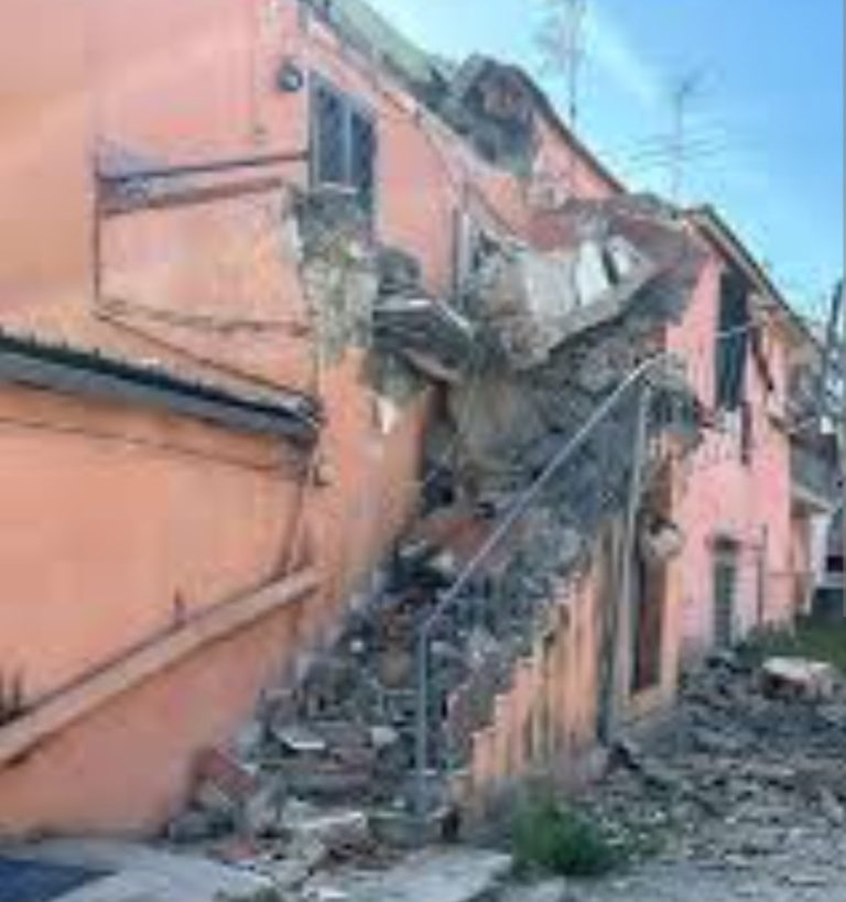 Crolla una palazzina a Ercolano, madre e figlio salvati dai vigili del fuoco