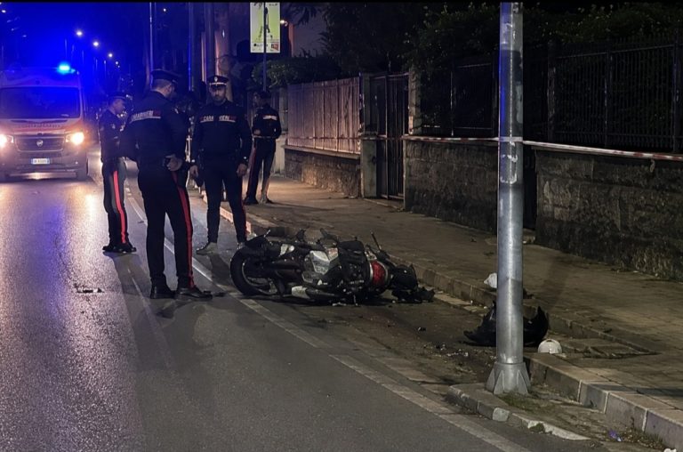 Tragedia a Saviano, si schianta contro palo e muore