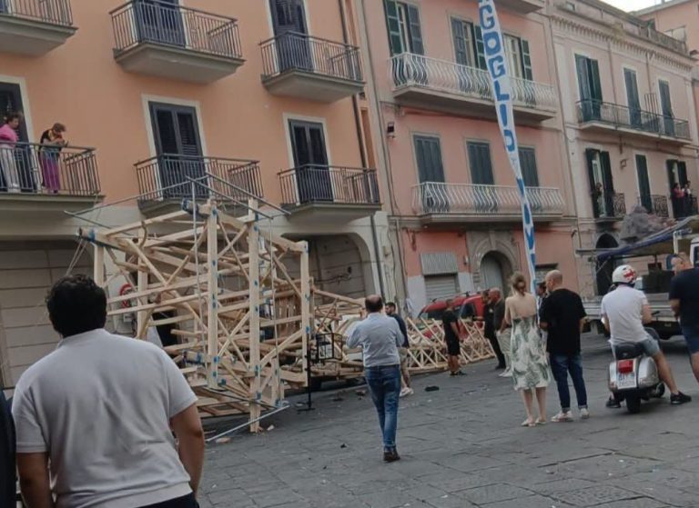 Raffiche di vento fanno crollare Giglio del Cazolaio, paura a Nola