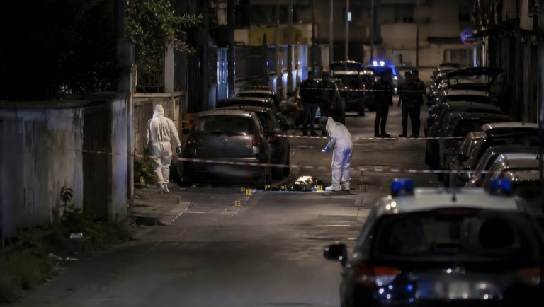 Assassinato sotto casa a 21 anni