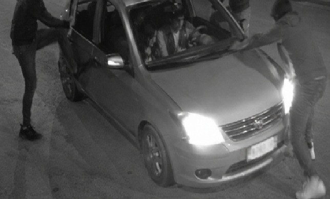 Auto assalita a pugni a Nola, dentro c’era coppia con bambino