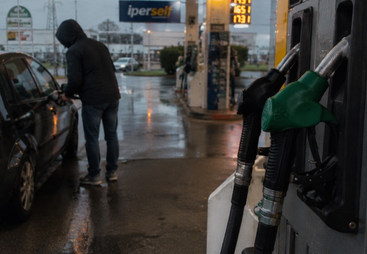 Ladri bucano serbatoi per rubare carburante, nuovo allarme dopo il caso benzina sporca