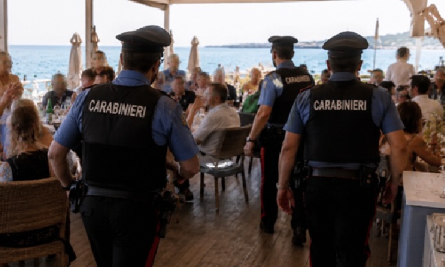 Latitante scovato al ristorante durante battesimo: voleva tuffarsi in mare per sfuggire all’arresto