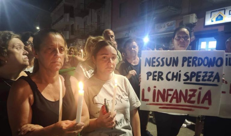 “I bambini non si toccano”: Casalnuovo in piazza dopo l’abuso su un minore