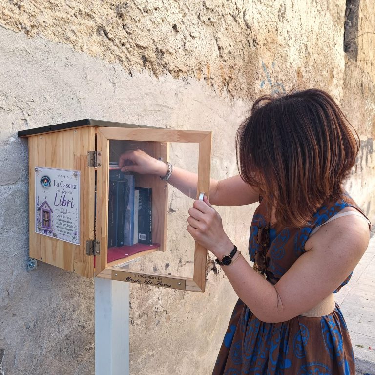 La prima Casetta dei Libri a Castello di Cisterna: quando la lettura si mette in circolo