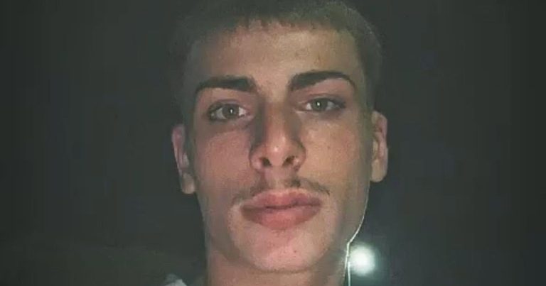 Operaio di 21 anni ucciso sotto casa dopo una discussione durante partita di calcetto