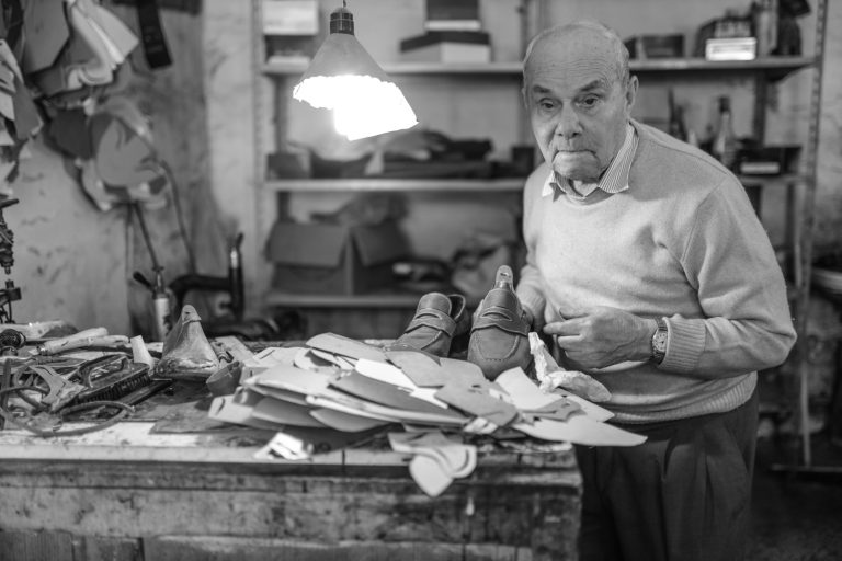 Pomigliano, nonno Vincenzo compie 100 anni: il sindaco gli consegna la medaglia