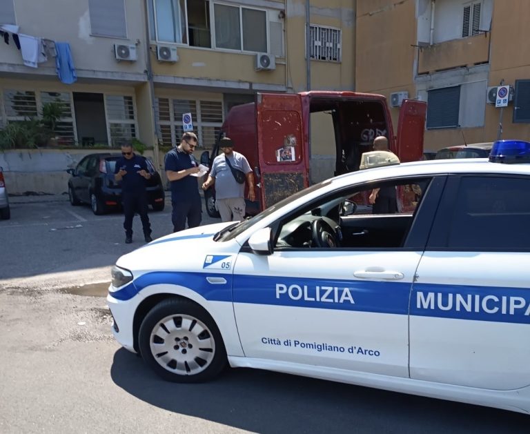 Pomigliano D’Arco, raccolta rifiuti: bliz della polizia locale al Parco Partenope
