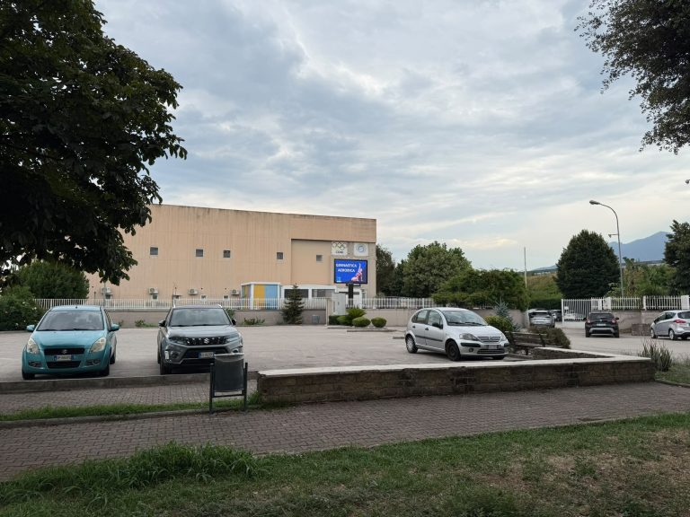 Paura a Pomigliano d’Arco: gruppo di giovani subisce una rapina a mano armata