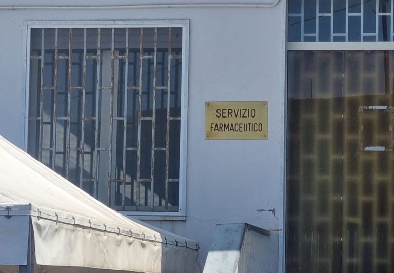 Attese sotto il sole e zero trasporti: la Farmacia ASL di Cercola è un percorso a ostacoli