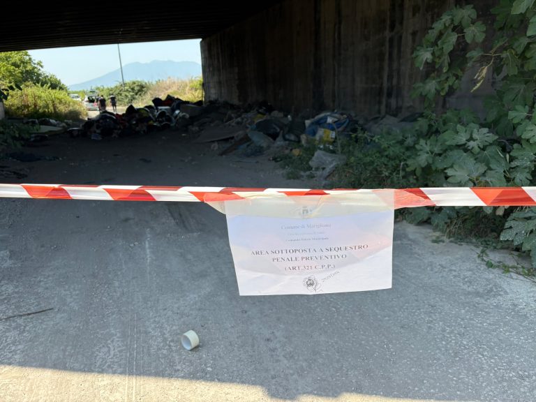 Strada bloccata da muro di rifiuti, discarica sequestrata a Marigliano