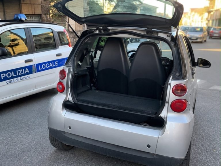Escono in 4 sulla Smart, due bambini nascosti nel portabagagli