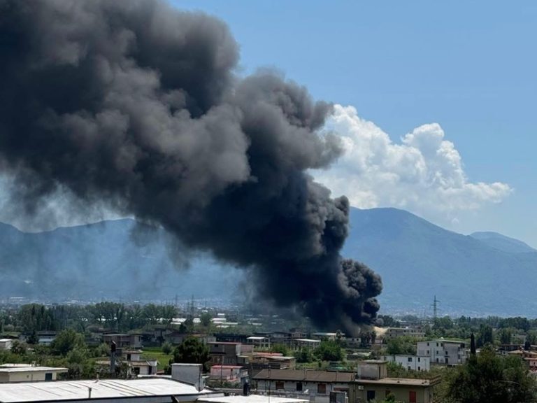 Striano, in fiamme un deposito di materiale elettrico