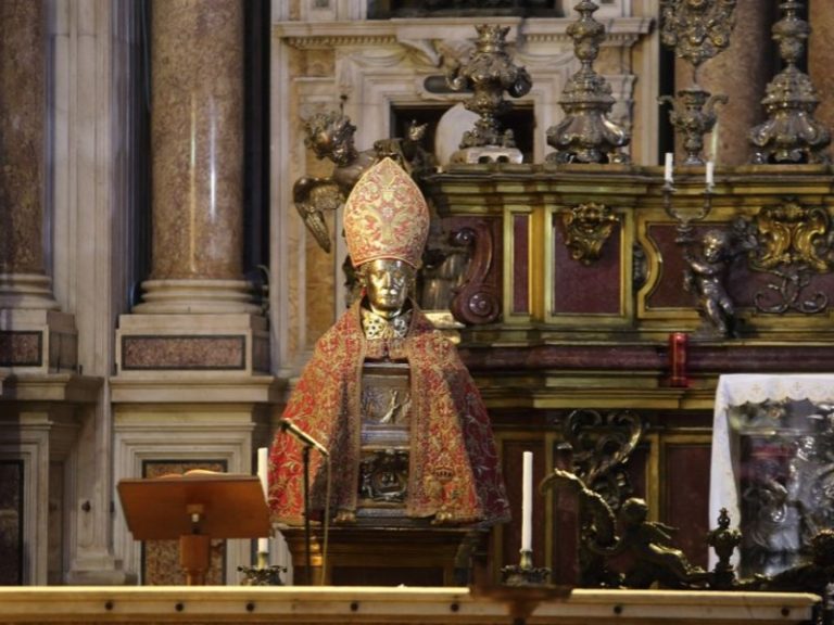 Duomo di Napoli, ruba la mitra del busto di San Gennaro: arrestato
