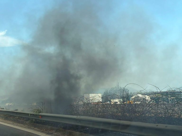 Danno fuoco ad auto e rifiuti, nuova nube nera sulla provincia