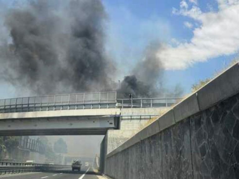 Somma Vesuviana, grosso incendio nei pressi della 268
