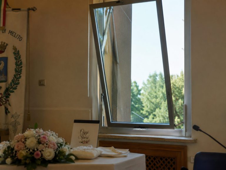 Tragedia sfiorata al Comune di Melito: crolla una finestra durante il matrimonio civile