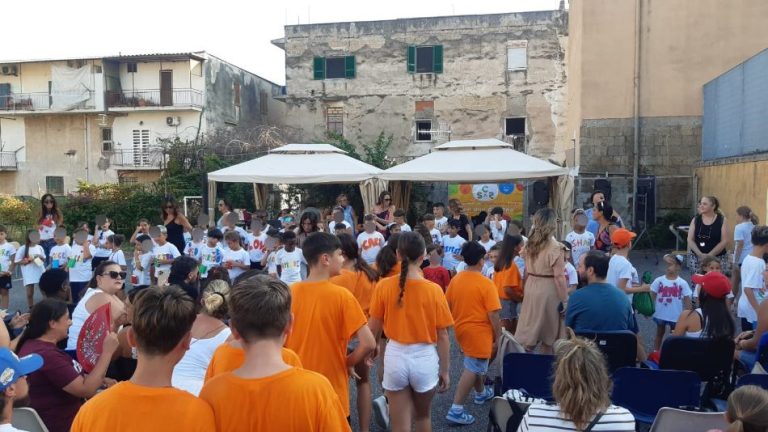 A Napoli est la scuola diventa casa: applausi e partecipazione per il campo estivo “Semi di rispetto”
