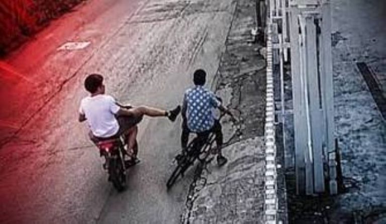 La follia di colpire chi è in bici o in moto non può diventare normalità