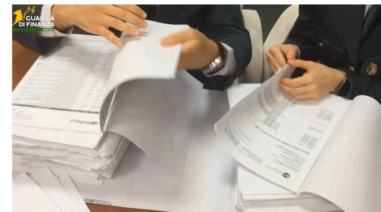 Finanza scopre università fasulla a Napoli: 459 lauree “pezzotte” e 37 indagati. Studenti presi sui social