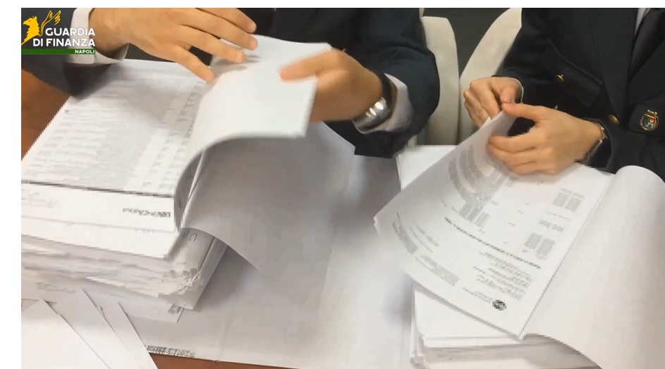 Finanza scopre università fasulla a Napoli: 459 lauree “pezzotte” e 37 indagati. Studenti presi sui social