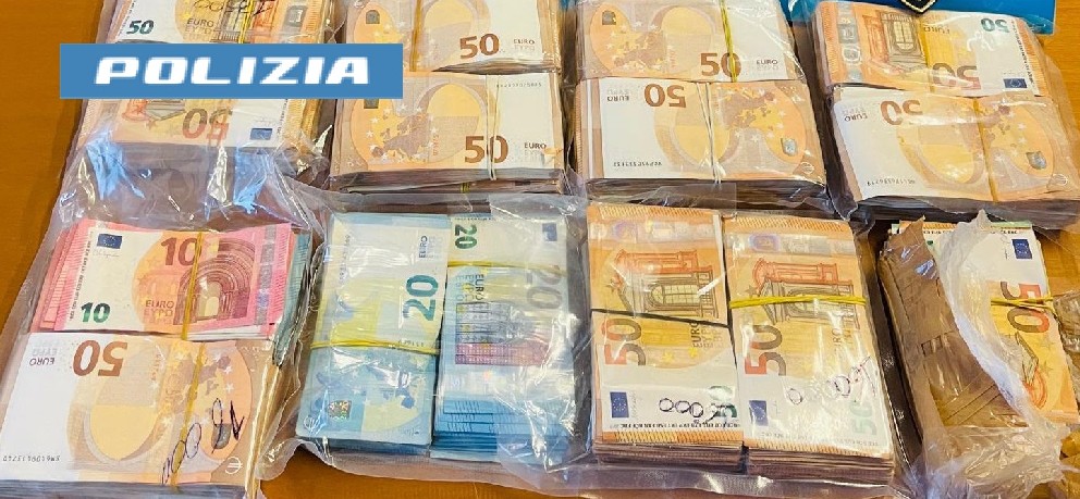 In casa con 124mila euro sospetti, coppia nei guai