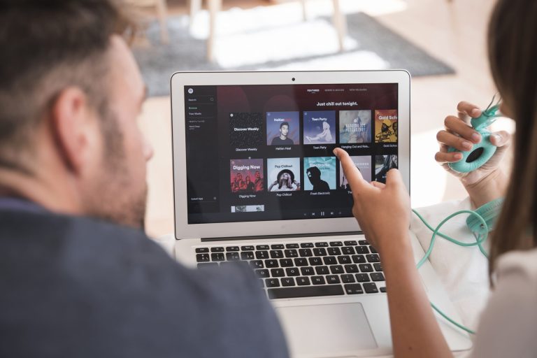 Dai tavoli dei circoli storici agli schermi digitali: la nuova era dell’intrattenimento locale