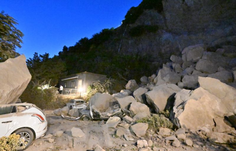 Campi Flegrei, prosegue lo sciame sismico. Oggi vertice in Prefettura
