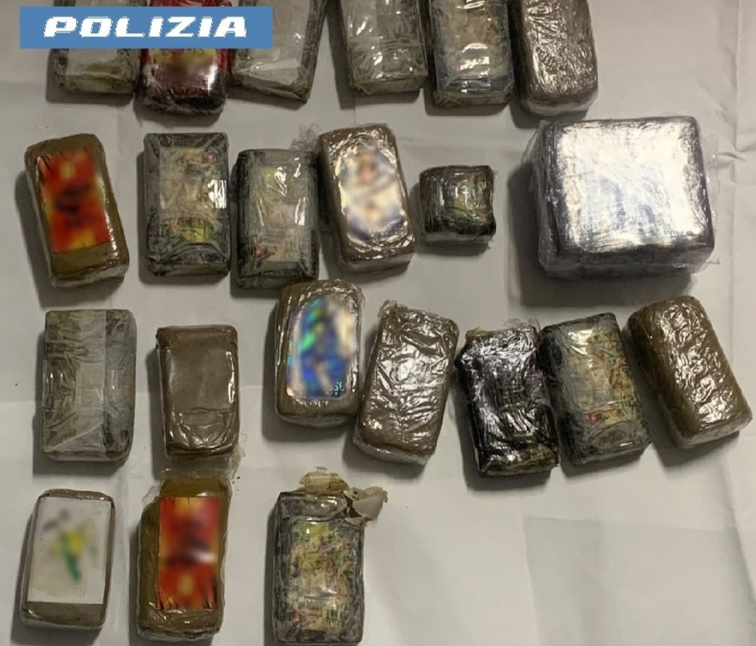 Acerra: trovato in condominio il nascondiglio della droga. Trovata una pistola
