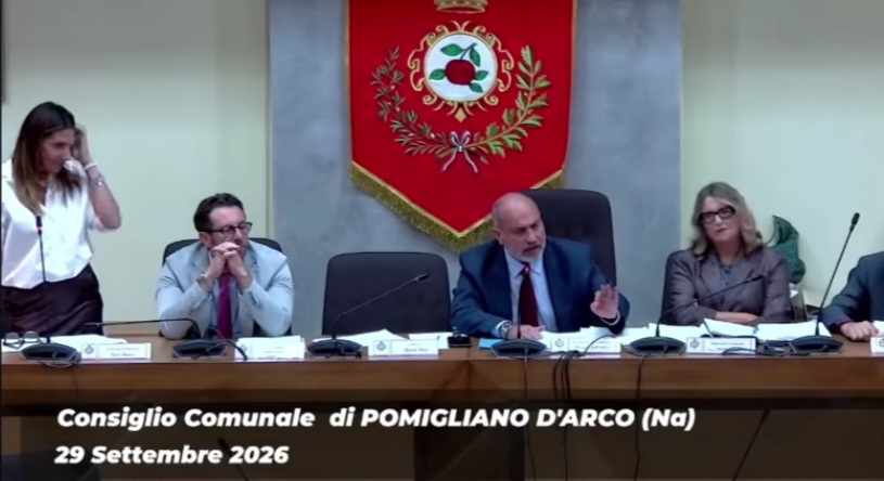 Cittadino indossa maglia pro-Flip e viene cacciato dal Consiglio: “Dissenso è democrazia”