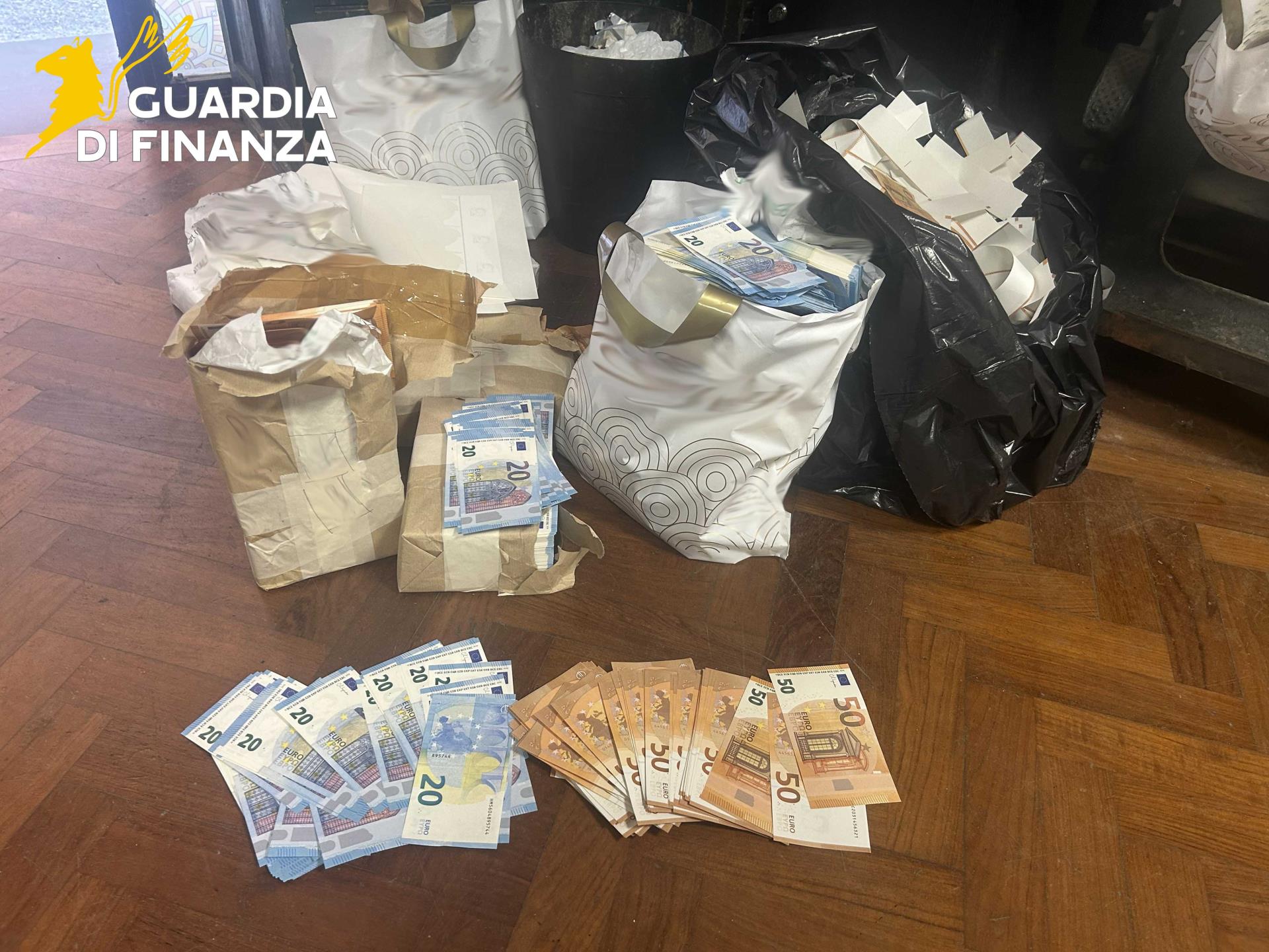 Dall’aeroporto alla Napoli bene, retata nella stamperia dei soldi falsi: 3 arresti