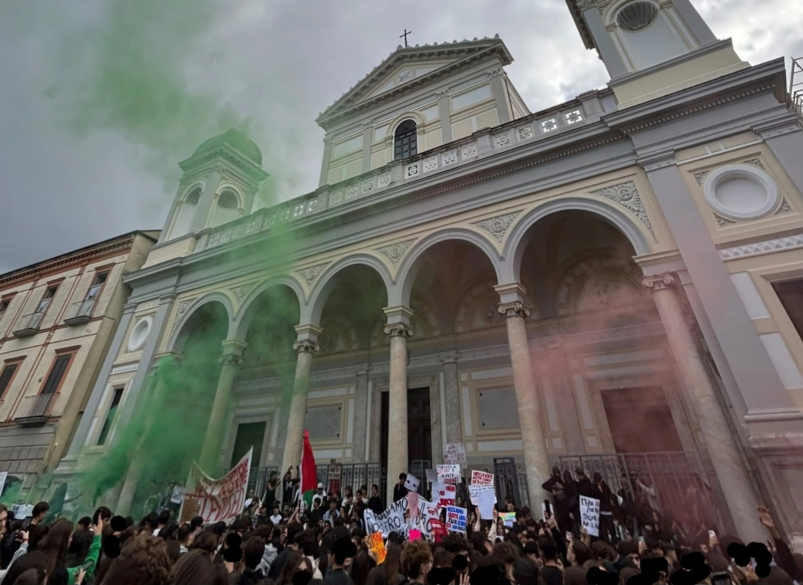 Caro vita, carburante e trasporti: studenti di Nola e Cicciano in corteo al fianco degli autotrasportatori