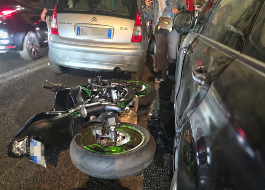 Kawasaki travolge le auto ferme: centauro sbalzato per dieci metri