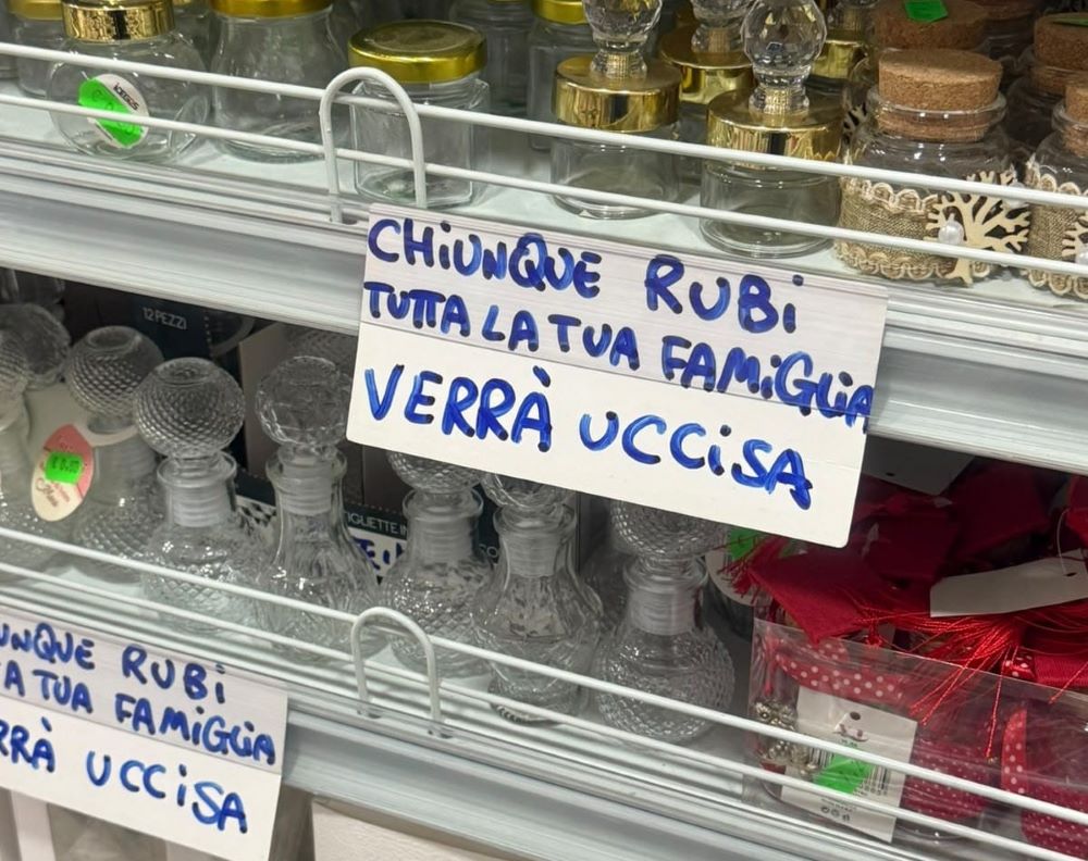 Pomigliano d’Arco, cartelli minacciosi contro i ladri in un negozio di via Roma: scatta il sequestro, titolare denunciato
